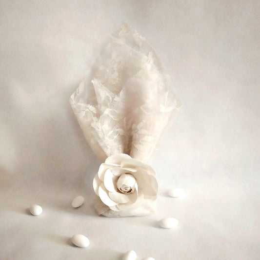 Μπομπονιέρα Γάμου Δαντέλα με Τριαντάφυλλο